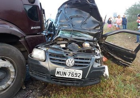 Duas pessoas morrem e três ficam feridas em acidente