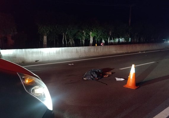 Pedestre morre após ser atropelado por carro, arremessado em uma moto e van passar por cima