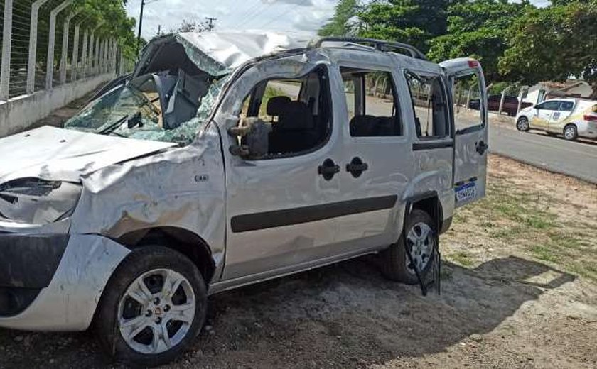 Fiat Doblò é roubado e assaltantes capotam na AL-487 em Girau do Ponciano