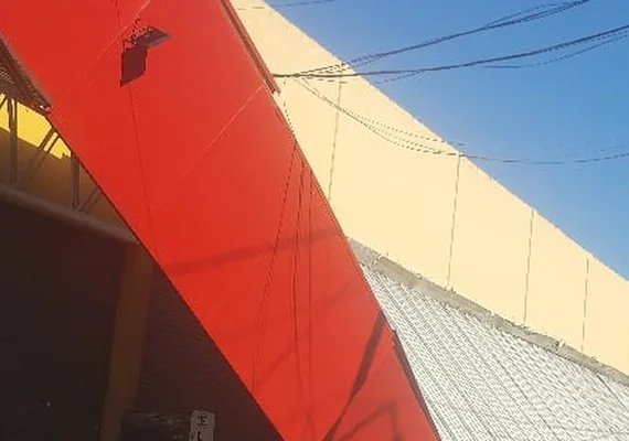 Ventania derruba fachada de supermercado no centro de Palmeira dos Índios