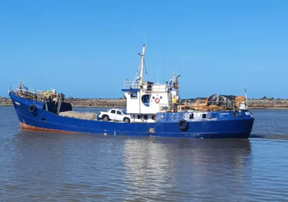 Embarcação de carga que saiu do Recife naufraga a caminho de Noronha