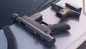 Homem é preso com documento falso de porte de arma ao tentar vender submetralhadora em Maceió