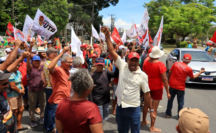 Protesto de trabalhadores rurais bloqueia Avenida Fernandes Lima em Maceió