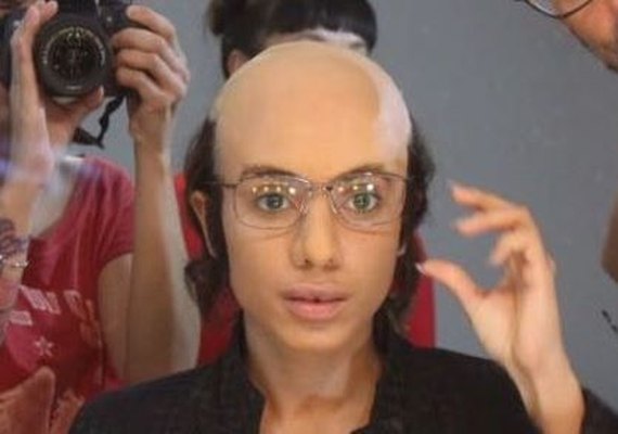 Vídeo! Anitta 'radicaliza' e aparece careca em comercial de televisão