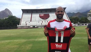 Adversário do Botafogo na Libertadores, Verón ganha camisa do Flamengo