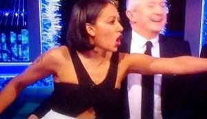 Apresentador apalpa ex-Spice Girl e revolta internautas