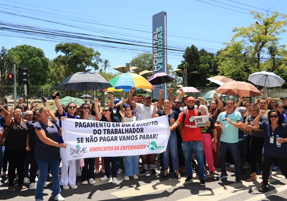 Funcionários do Hospital Veredas entram em greve e bloqueiam trecho da Fernandes Lima em Maceió