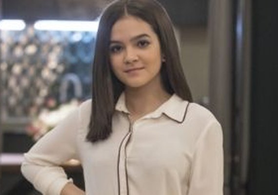 Vem aí! Sofrendo, Cassia descobre que pai é gay, surta e pensa em suicídio