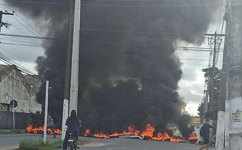 Moradores da Grota Santa Helena bloqueiam vias em protesto contra falta de energia elétrica