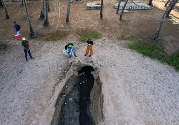 MPF apura despejo irregular de 20 mil litros de esgoto por dia no mar da Ponta Verde