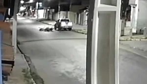 Adolescente fica ferido após colidir moto em caminhonete estacionada