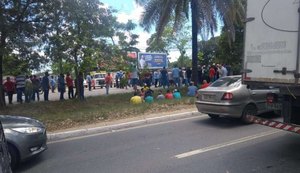 Protesto de taxistas do interior deixa trânsito lento na Avenida Durval de Góes Monteiro