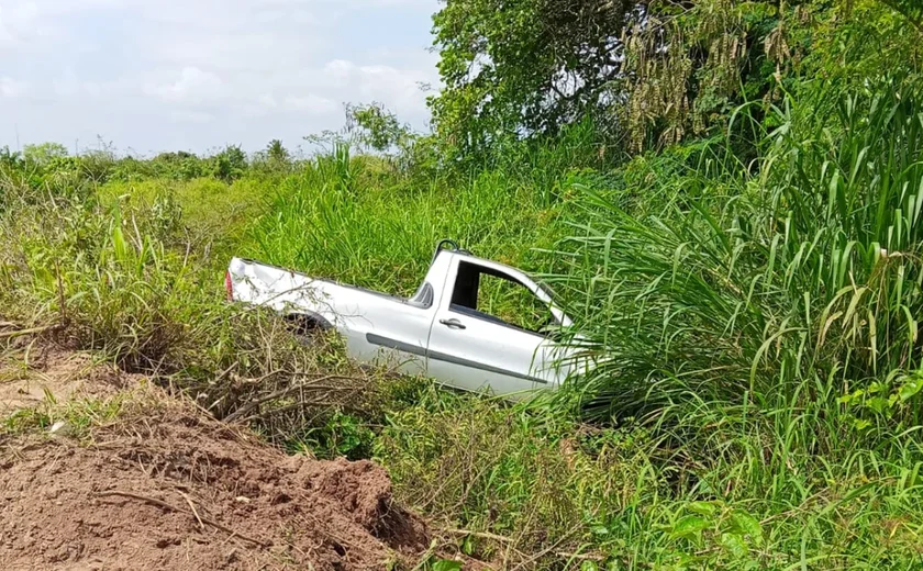 Motorista perde o controle do carro ao tentar desviar de buraco na AL-115