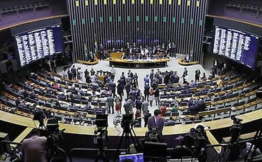 Disputa entre oposição e governo atrasa votação da denúncia contra Temer