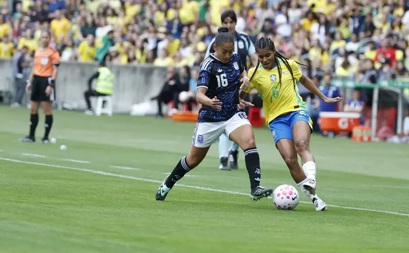 Após cortes, seleção feminina chega a Recife para encarar Argentina
