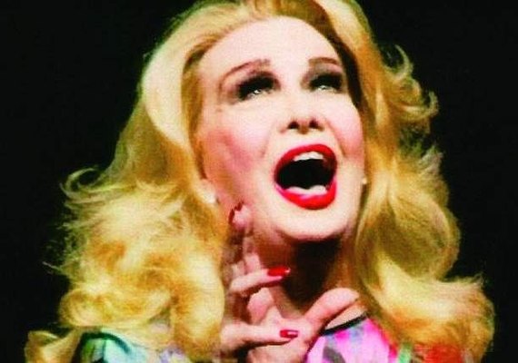 Com infecção generalizada, Rogéria é internada em estado grave na UTI