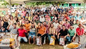 Prefeita Ceci Rocha entrega sementes aos produtores para fortalecimento da agricultura familiar em Atalaia