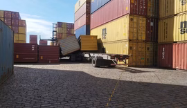 Caminhoneiro morre esmagado por contêiner em terminal do Porto de Santos