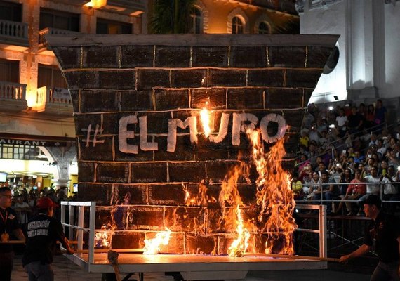 Representação do muro de Trump é queimada no carnaval mexicano