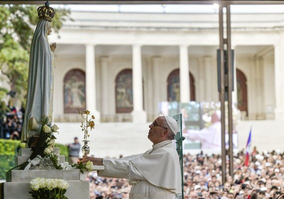 Papa Francisco percorre Fátima em papamóvel e vai a santuário