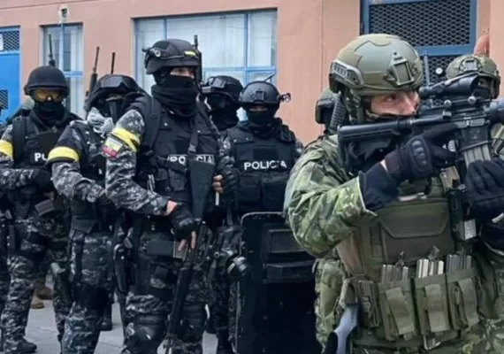 Equador: 2 carros-bomba explodem e 57 guardas viram reféns em prisões