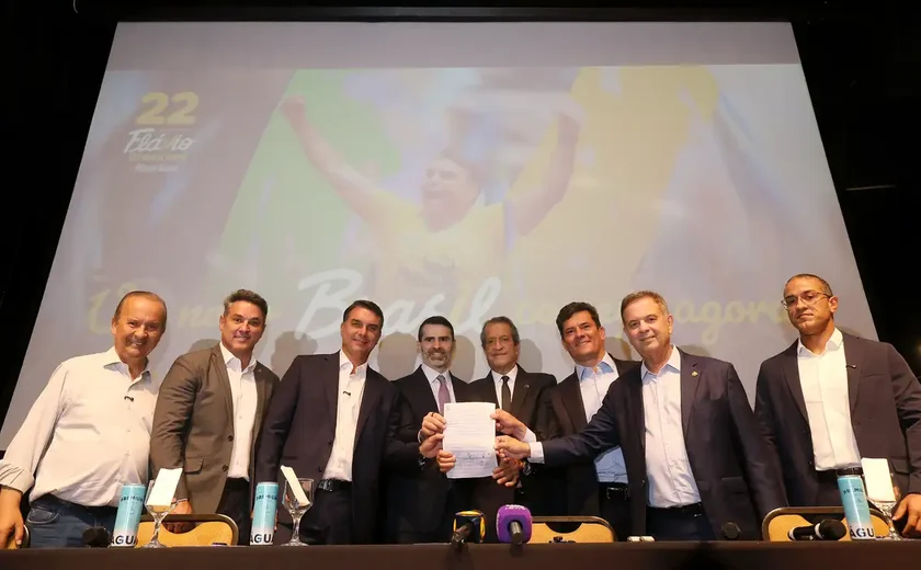 Flávio Bolsonaro recebe apoio de governadores eleitos e Augusto Cury