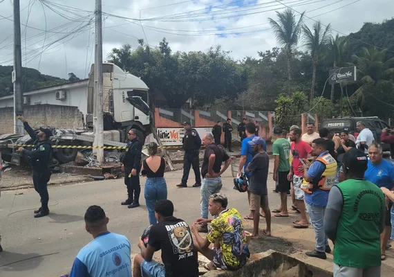 Motorista de caminhão é levado ao CISP após acidente que matou servidora em Palmeira dos Índios