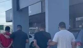 Polícia Civil prende dois homens por furto e receptação de celulares em Maceió