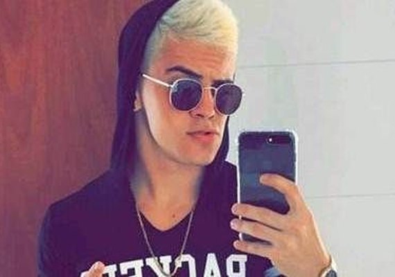 Reconhece? Biel muda o visual e aparece com o cabelo platinado