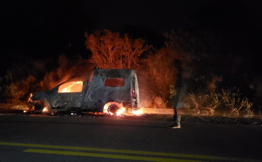 Ambulância que transportava pacientes pega fogo em trecho da BR-423 em Inhapi