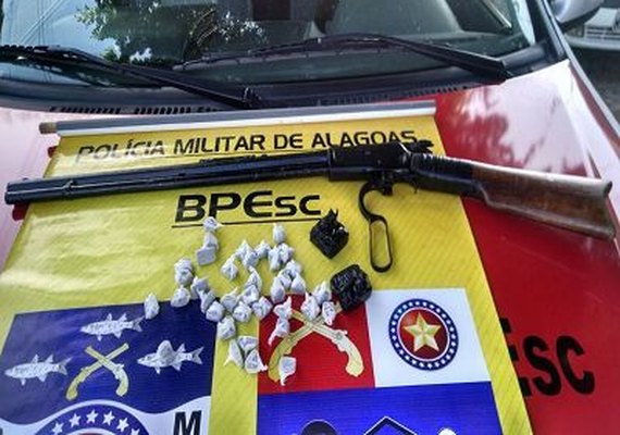 Polícia Militar apreende rifle e drogas no Benedito Bentes