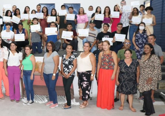 Uneal: Projeto Educação Humanizadora entrega certificados a autores de textos para livros de contos