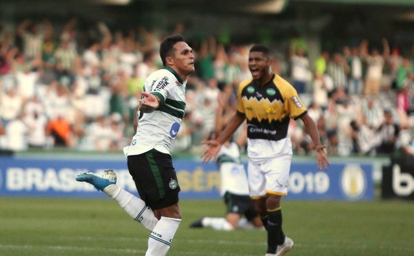 Com gol de Robson, Coritiba vence Criciúma e segue em busca do acesso