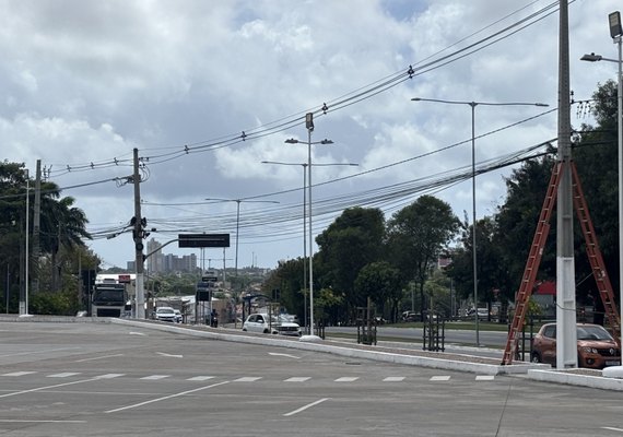 Mais de 44 toneladas de cabos irregulares são retirados da Avenida Durval de Góes Monteiro