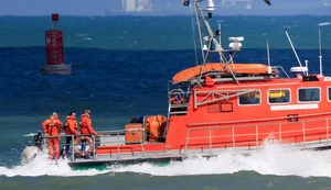 Barco com migrantes vira no Canal da Mancha e ao menos 6 pessoas morrem