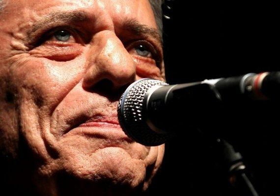 Chico Buarque volta aos palcos após anos de ausência
