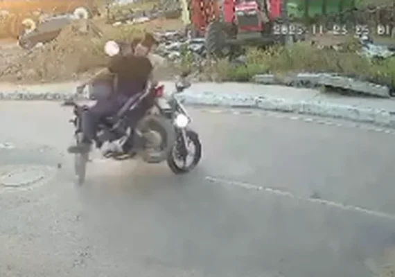 Câmera flagra colisão frontal entre motos e deixa três feridos em Craíbas