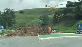 Caminhão carregado de cana tomba em trevo no interior de Alagoas