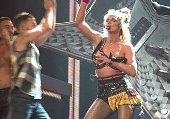 Oops! Figurino de Britney Spears abre em show e a fofa é 'salva' por dançarino