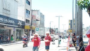Panfletagem no centro de Arapiraca pede voto a favor de Lula