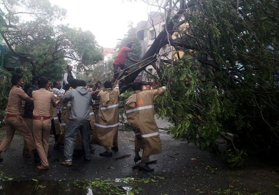 Ciclone 'Vardah' atinge litoral da Índia e deixa quatro pessoas mortas