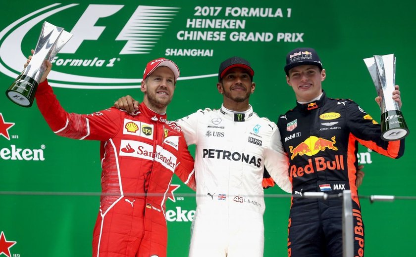 De ponta a ponta, Hamilton vence na China e lidera o campeonato