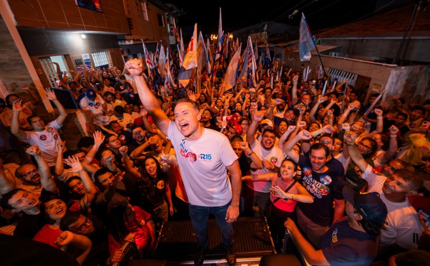 Renan Filho apresenta o Vida Nova nas Grotas 2 em caminhada com 10 mil pessoas