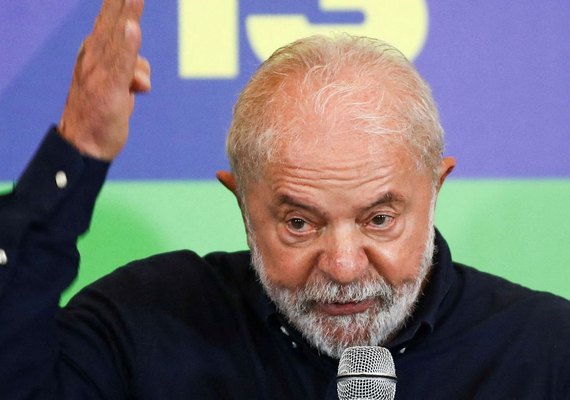 Lula passa por cirurgia para retirada de lesão na laringe