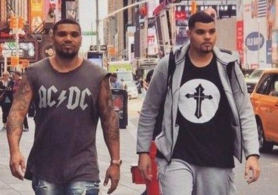 Nos Estados Unidos, Naldo Benny e filho chamam atenção pela semelhança