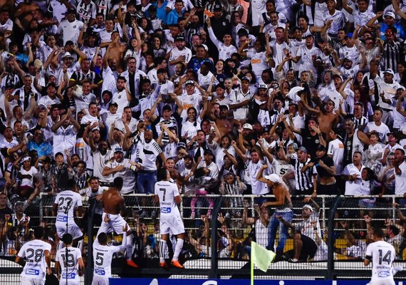 Santos busca o empate contra o Corinthians em jogo com apagão no Pacaembu