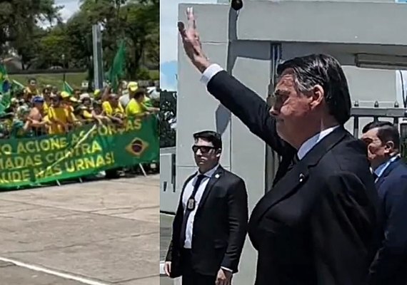 Bolsonaro reaparece e acena a apoiadores golpistas em evento de formatura no Exército