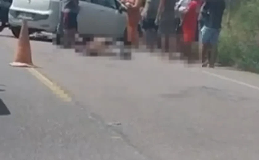 Homem morre e outro fica ferido em colisão entre carro e moto na AL-220, em Olho D'Água do Casado