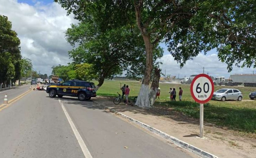 Motociclista cai na pista e tem cabeça esmagada por caminhão na Chã do Pilar