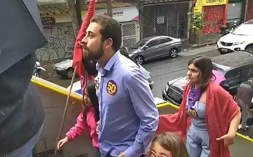 Guilherme Boulos vota em São Paulo acompanhado da família